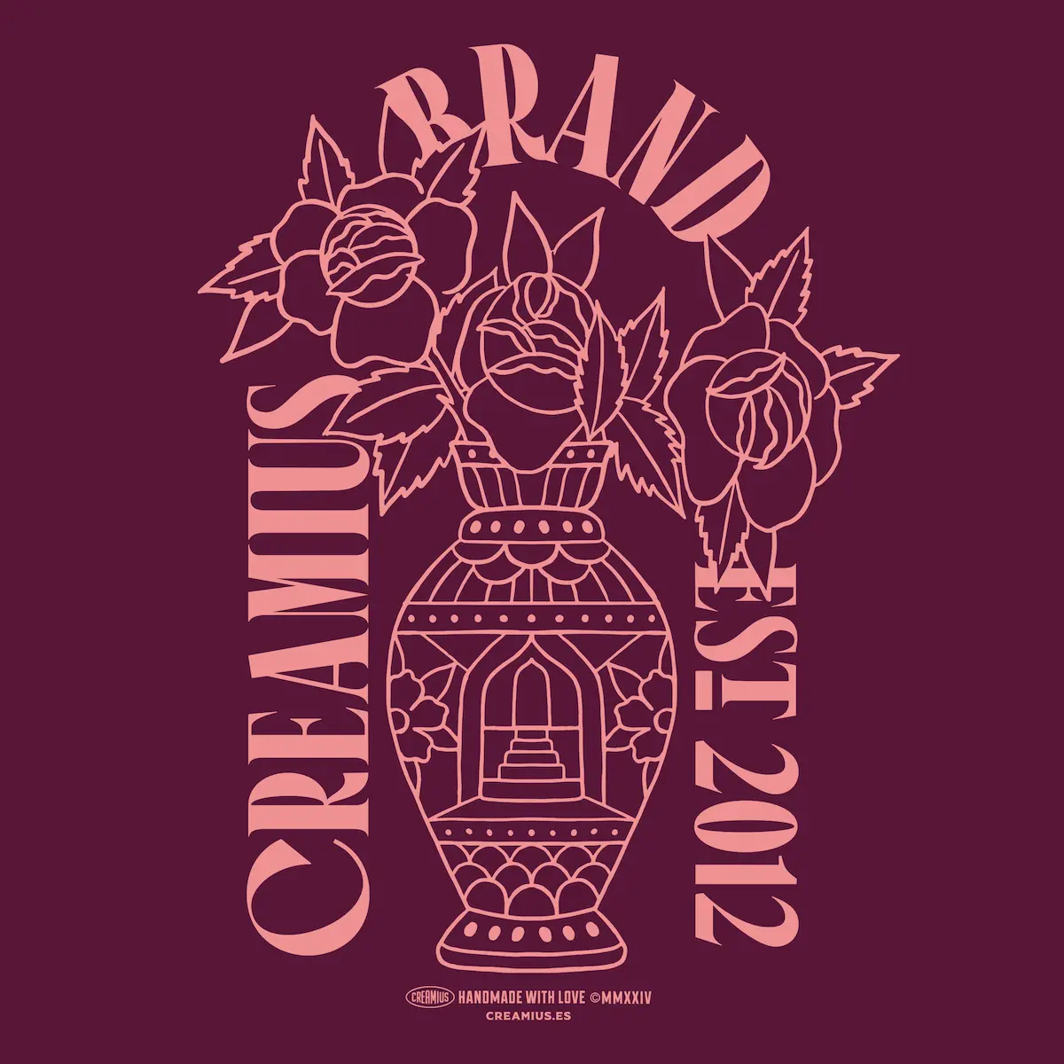 Detalle de diseño de Jarrón: Camiseta berenjena con jarrón en color coral.